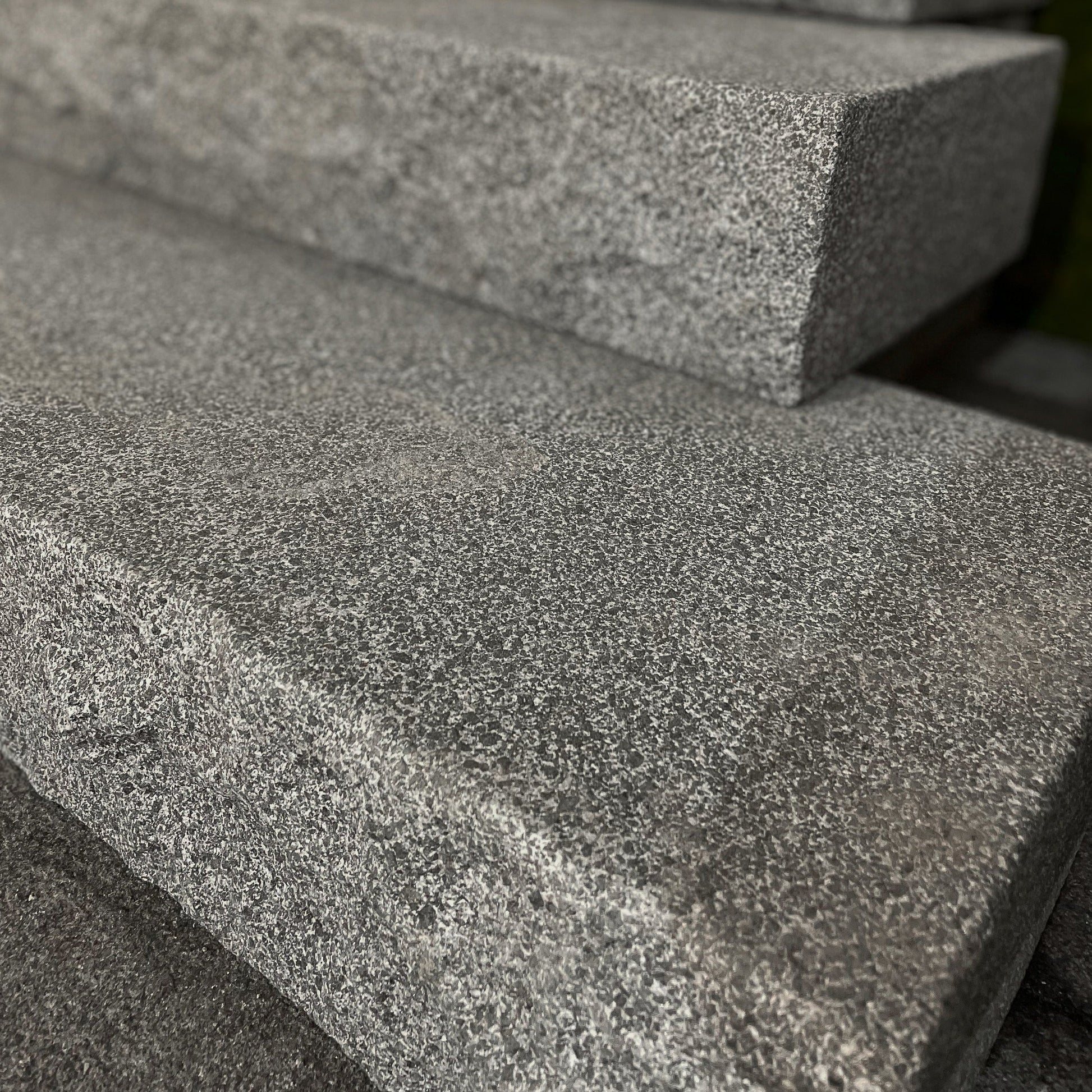 Stentrappa Granit Grafit 1000x350x150 | Stenbolaget.