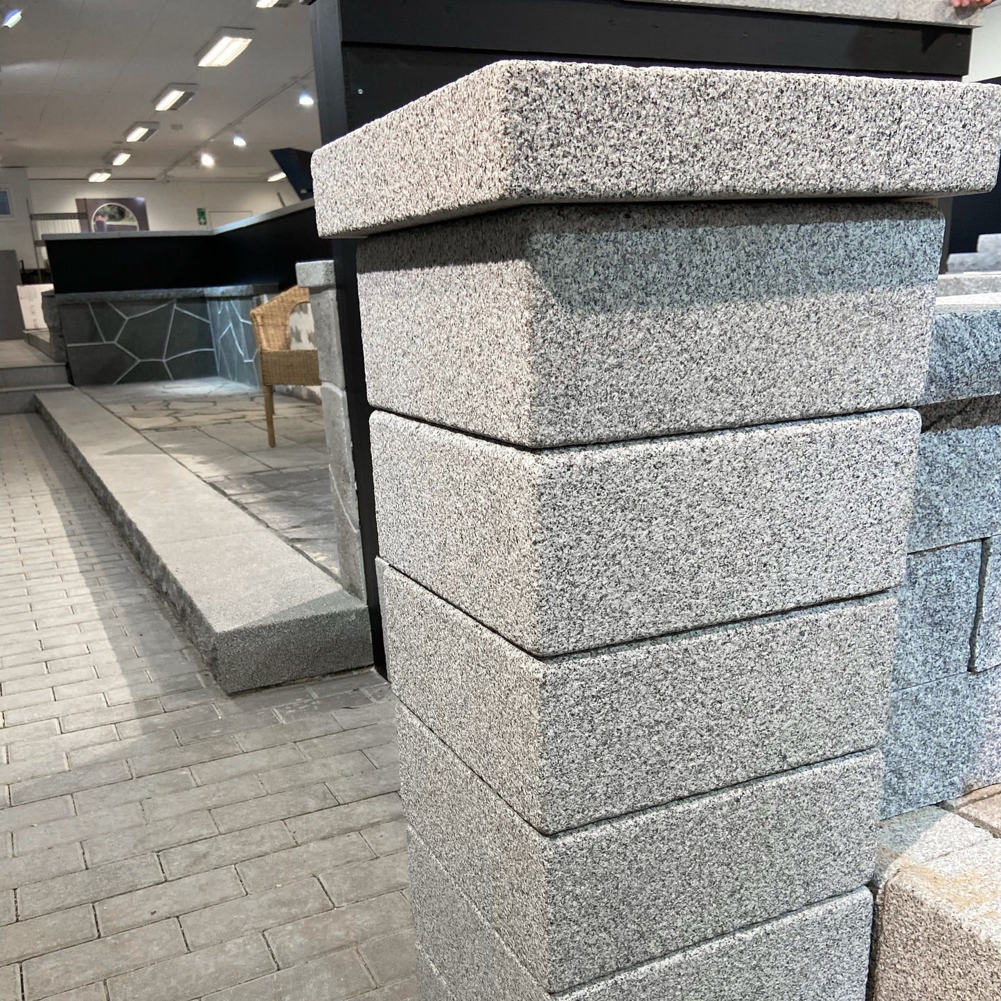 Stolptopp Granit Grå Modern 400x400x70 | Stenbolaget.